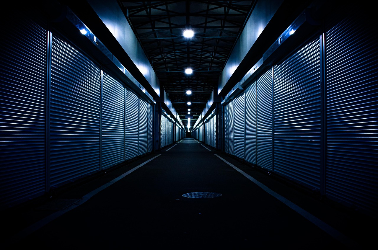 Dark atmospheric market at night — the unsettling world of psychological thrillers